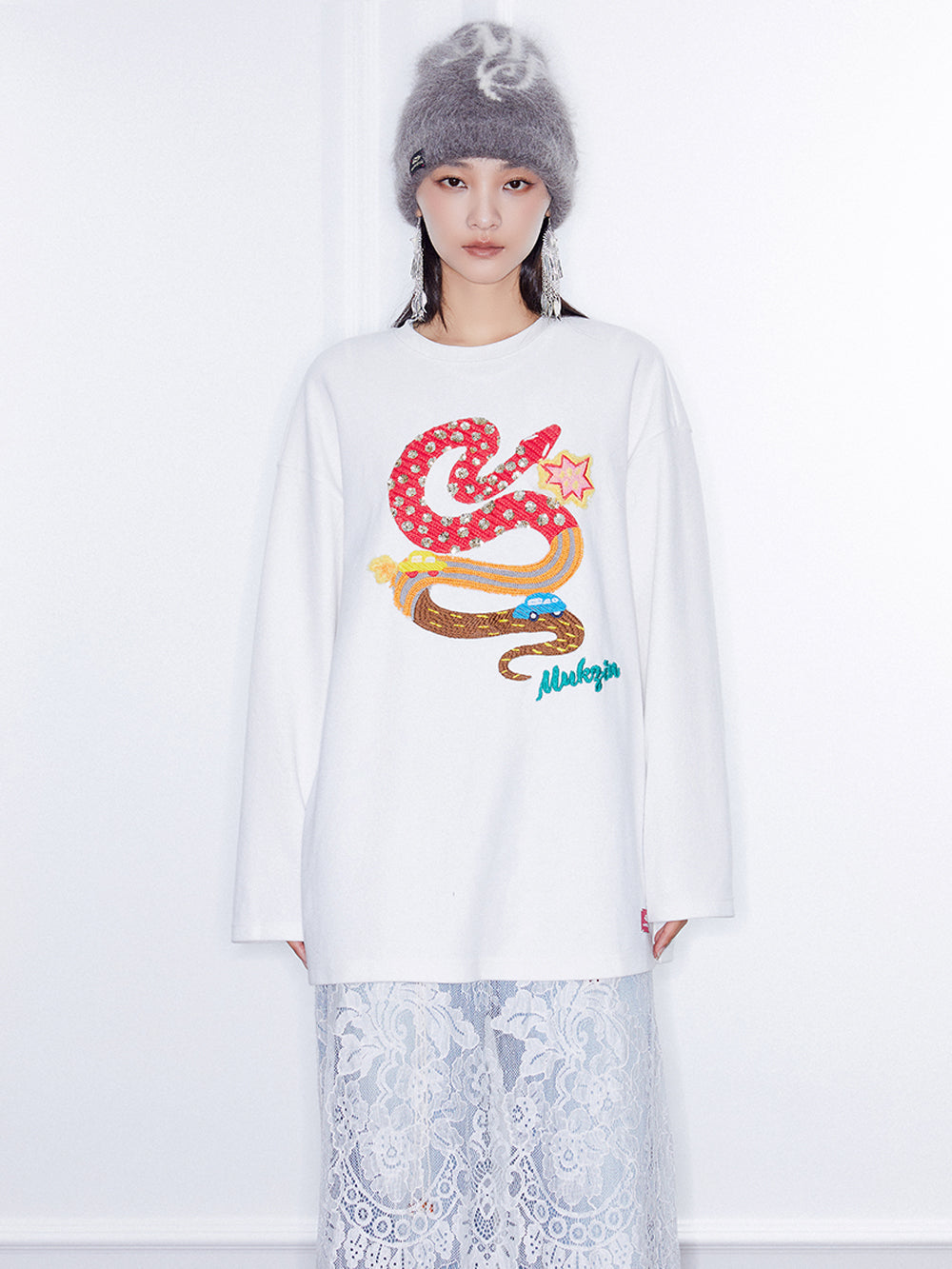 MUKZIN  Linglong Textured Cartoon Embroidery Crewneck Sweatshirt