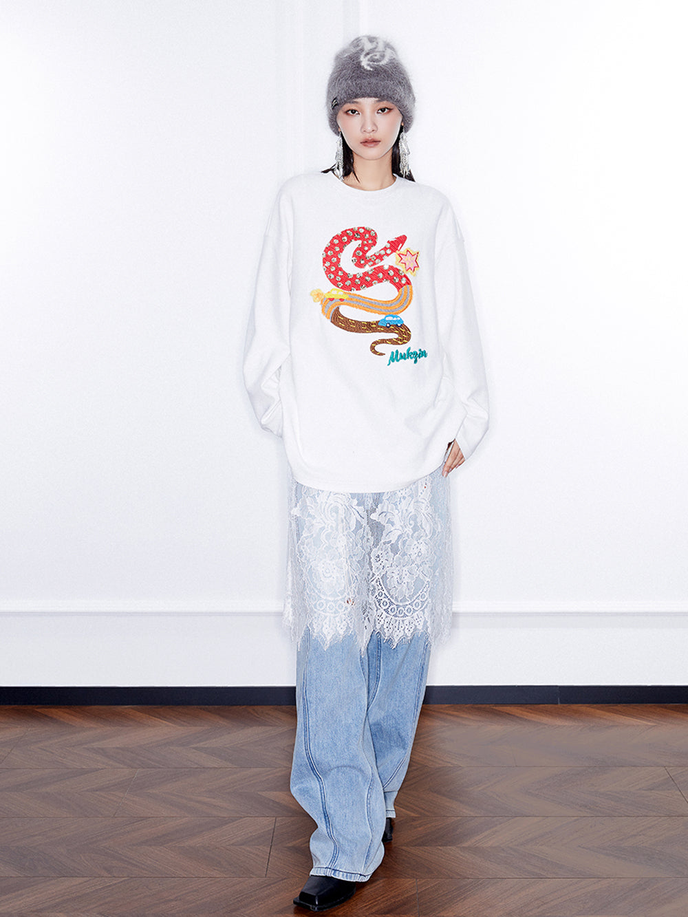 MUKZIN  Linglong Textured Cartoon Embroidery Crewneck Sweatshirt