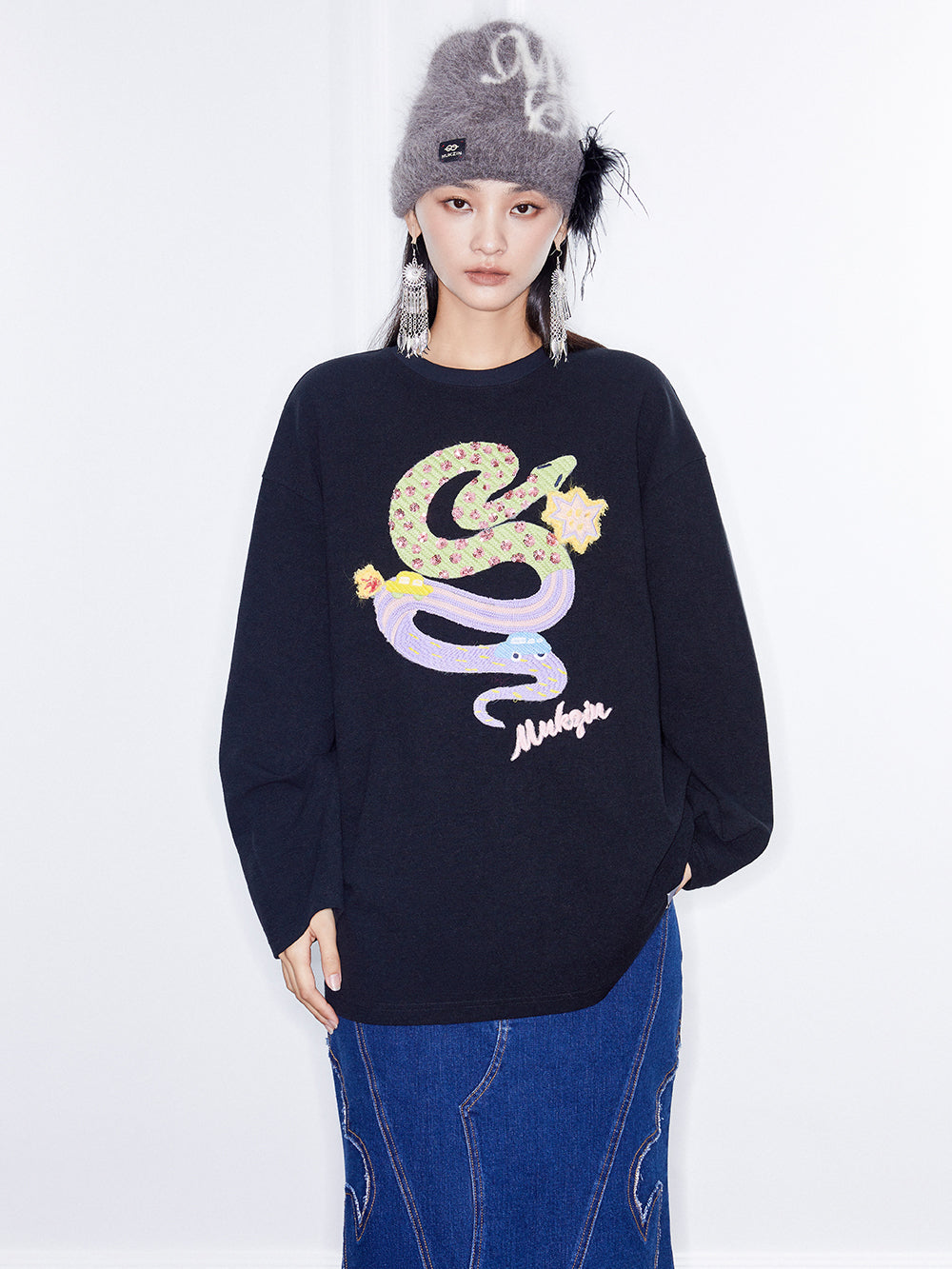 MUKZIN  Linglong Textured Cartoon Embroidery Crewneck Sweatshirt
