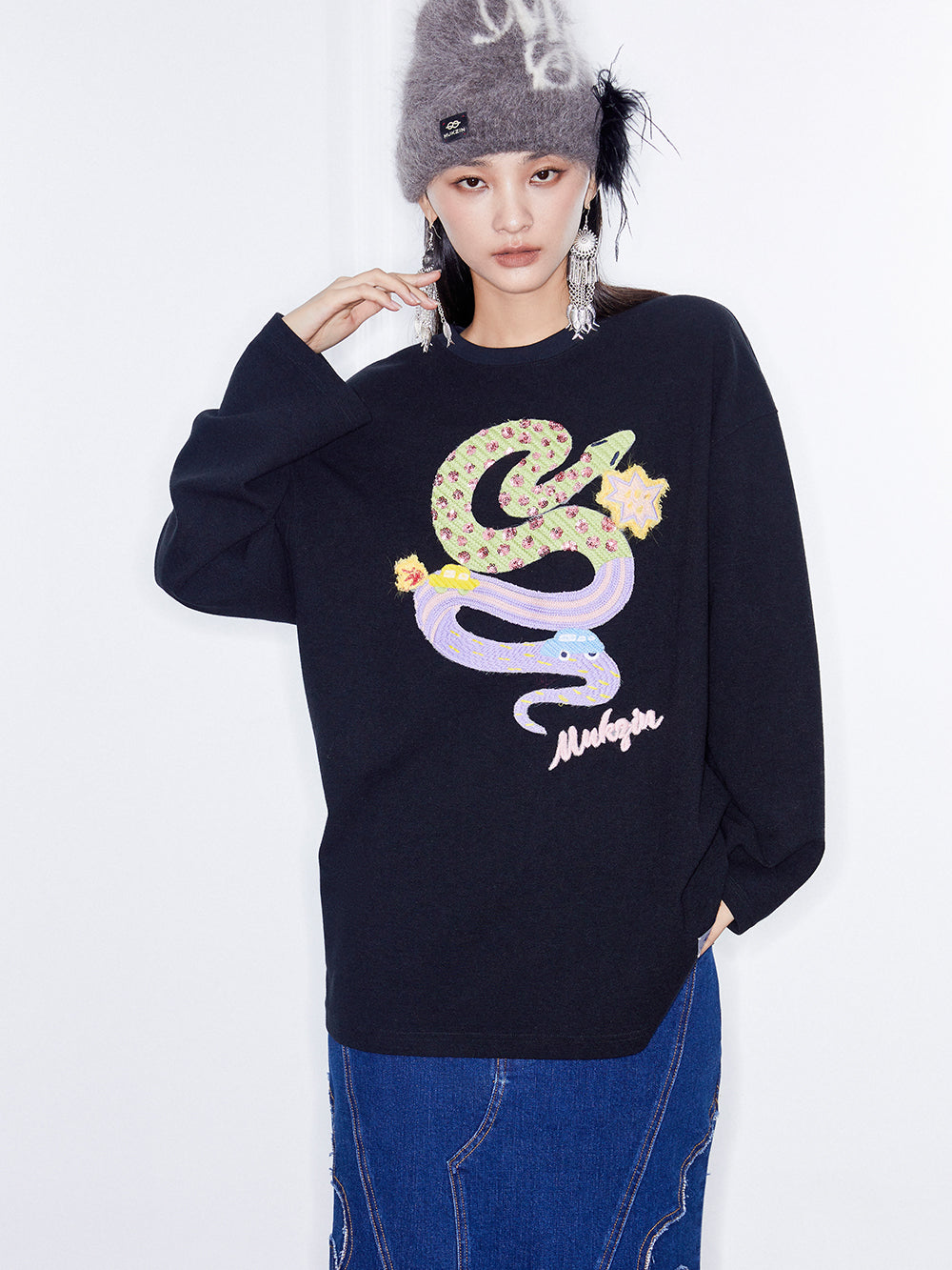 MUKZIN  Linglong Textured Cartoon Embroidery Crewneck Sweatshirt