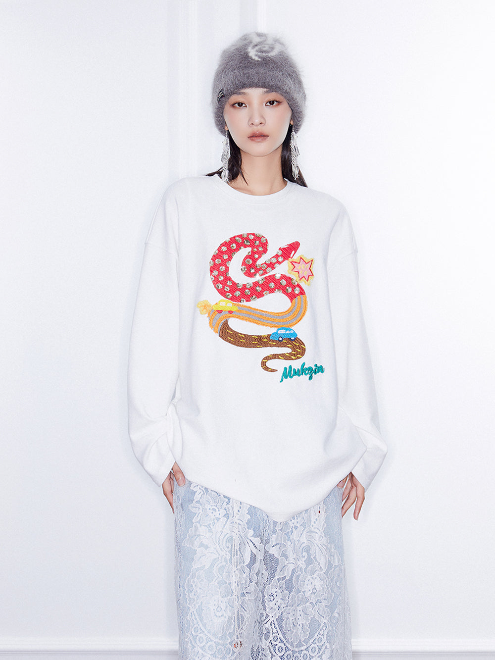 MUKZIN  Linglong Textured Cartoon Embroidery Crewneck Sweatshirt